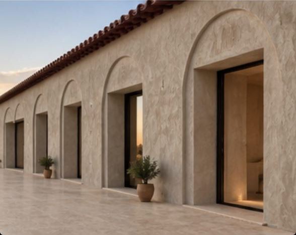 Fachada de reboco de cal com arcos e janelas de vidro